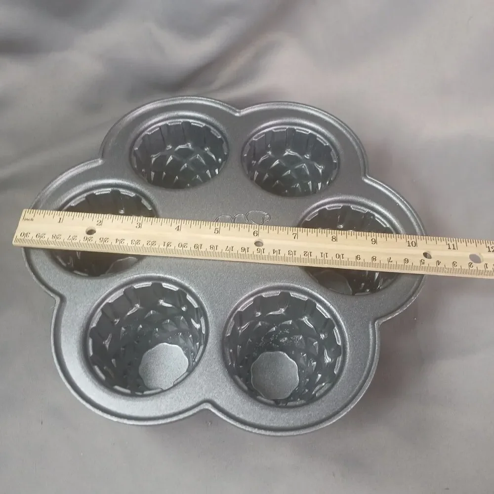 Nordic Ware Ice Cream Cone Cupcake Pan Non-Stick USA 4.5 Cups 6 Cakes Baking
